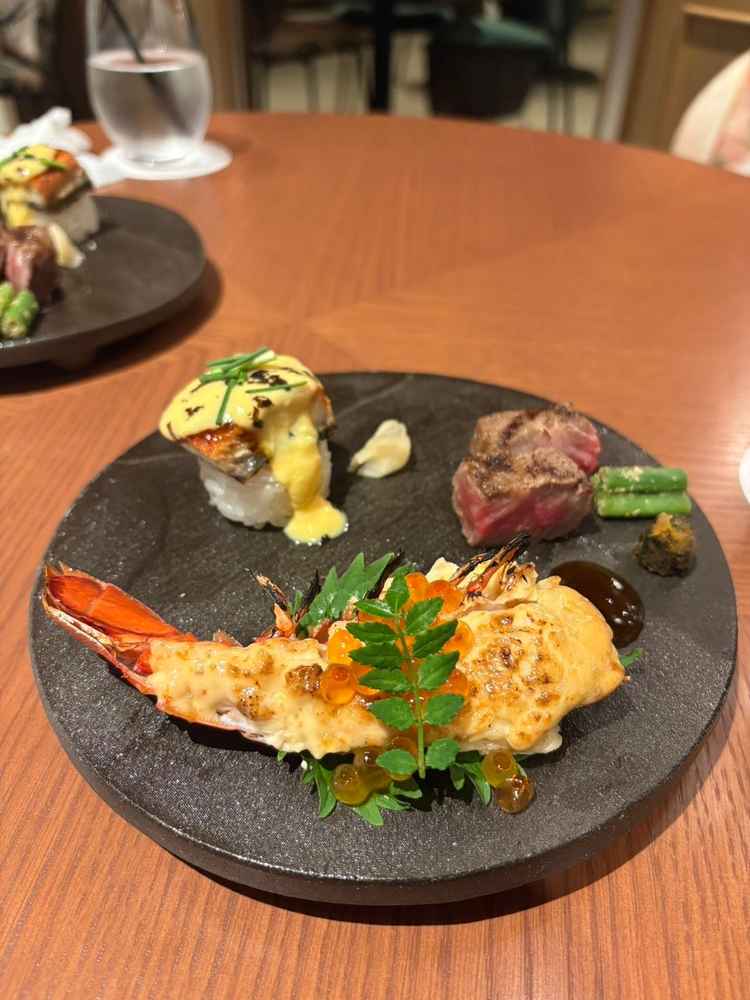 鰻と出汁玉子 トリュフのお寿司仕立てが特に美味しかった。