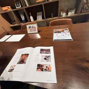 ブライダルフェアの受付で、打ち合わせ場所。周りがオシャレで、いろんなブライダルの情報が載ってて良かっ