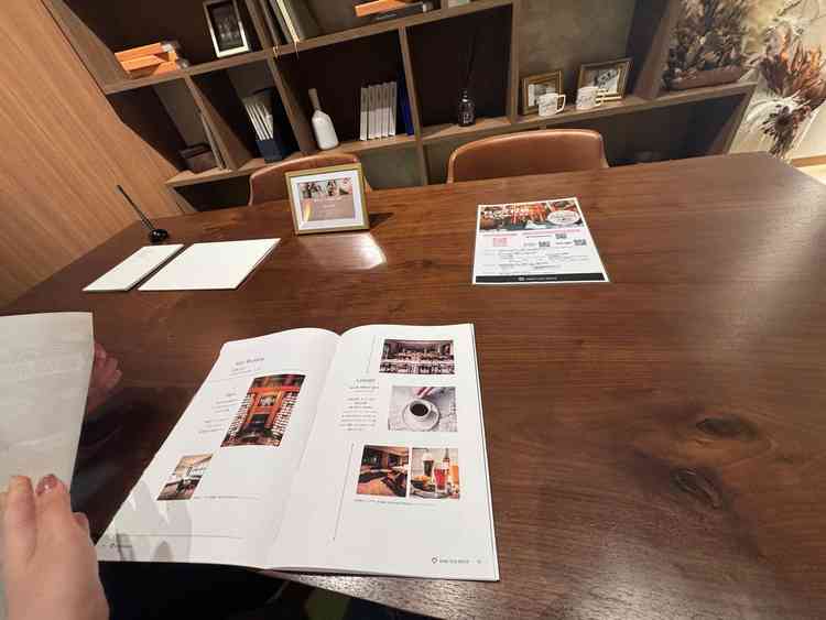 ブライダルフェアの受付で、打ち合わせ場所。周りがオシャレで、いろんなブライダルの情報が載ってて良かっ