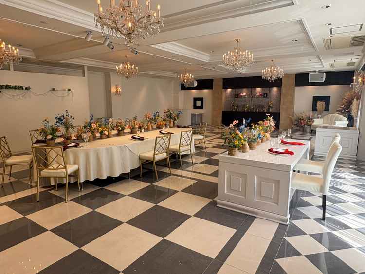 ルーチェの披露宴会場。家族や友人の少人数で食事会ができる場所は落ち着きある雰囲気と花が鮮やかでした。