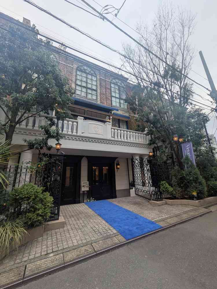 恵比寿駅から線路沿いに歩いて見えてきた外観です。