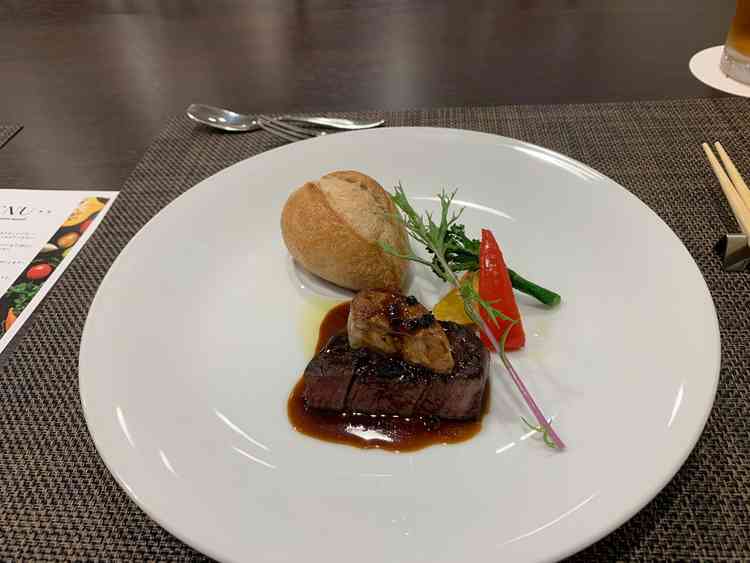 メイン料理の試食の様子