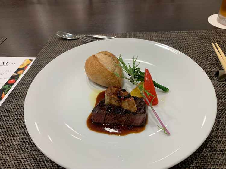 メイン料理の試食の様子