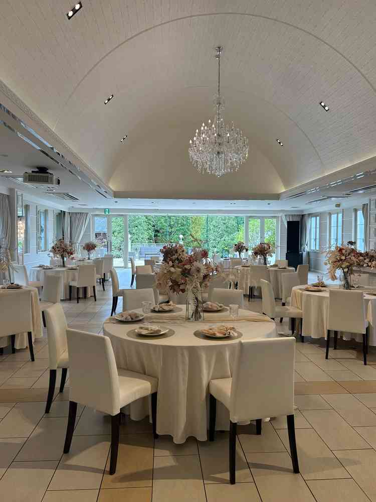 披露宴会場。開放的な会場と見て楽しめるオープンキッチンに感動しました。