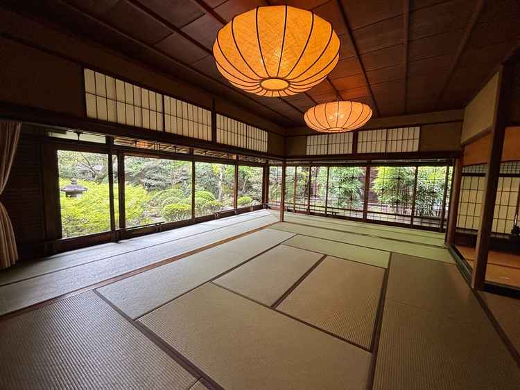 参列者控室。広々とした空間で、庭も見渡すことができます。