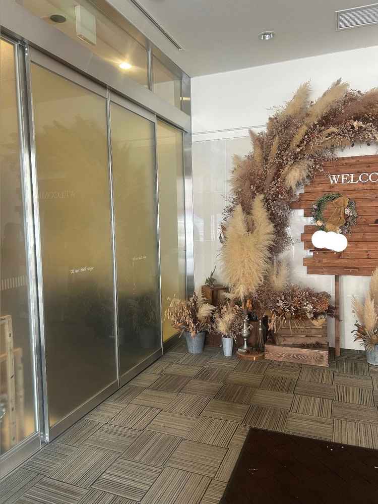 エントランスには常にこのように飾りがあるようです。ここに好きなものを足して、らしさを演出できます。