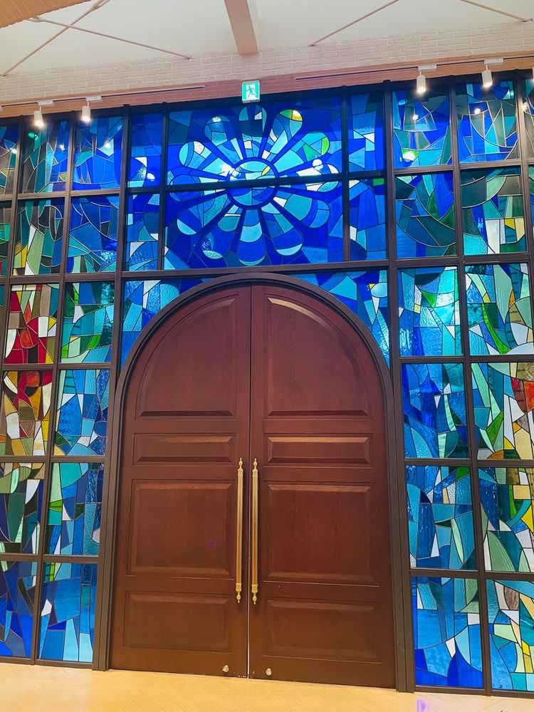 チャペルのステンドグラスです。ここで写真を撮られる方が多いそうです。