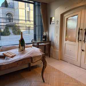 披露宴会場前の受付スペース。高級感がある。