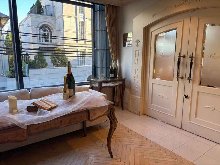 披露宴会場前の受付スペース。高級感がある。