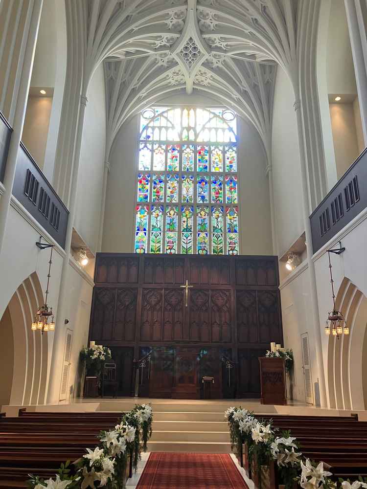 挙式会場。荘厳な雰囲気。