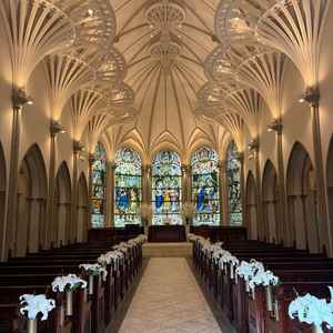 天井も高く、全体的に大きかったので入っただけでテンションが上がりました。ステンドグラスも写真映する。