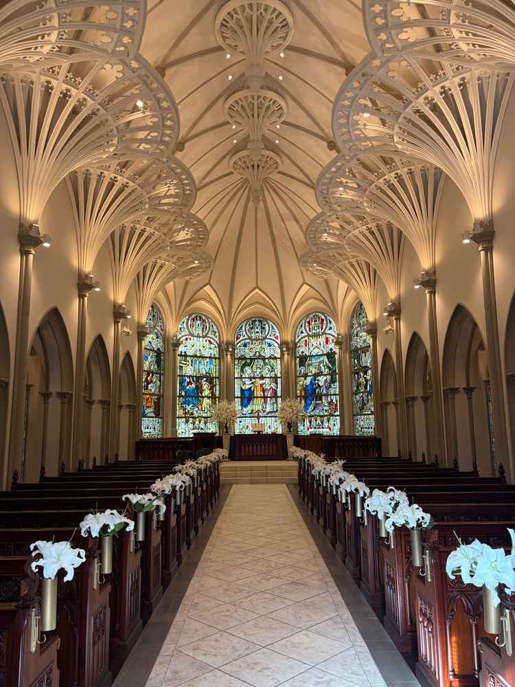 天井も高く、全体的に大きかったので入っただけでテンションが上がりました。ステンドグラスも写真映する。