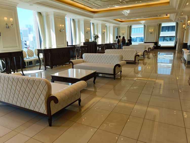 ウェイティングルーム。広くて自然光が入る。