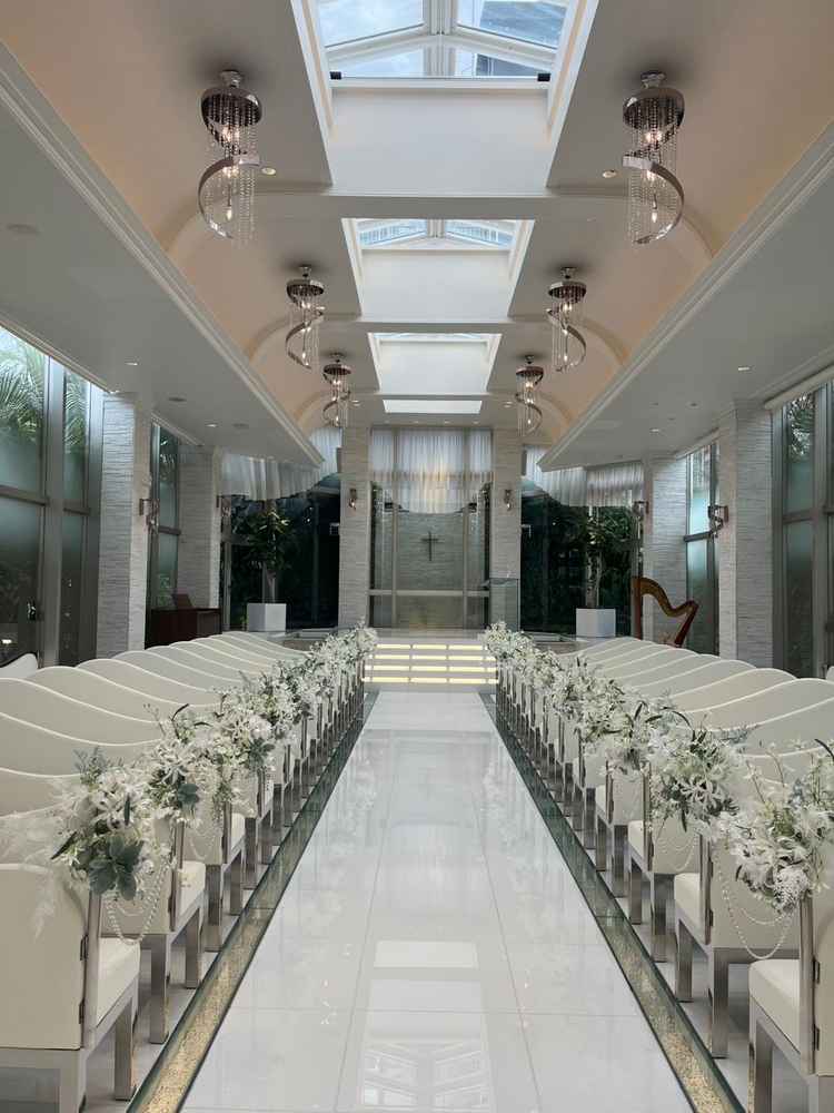 真っ白なチャペルが素敵です。