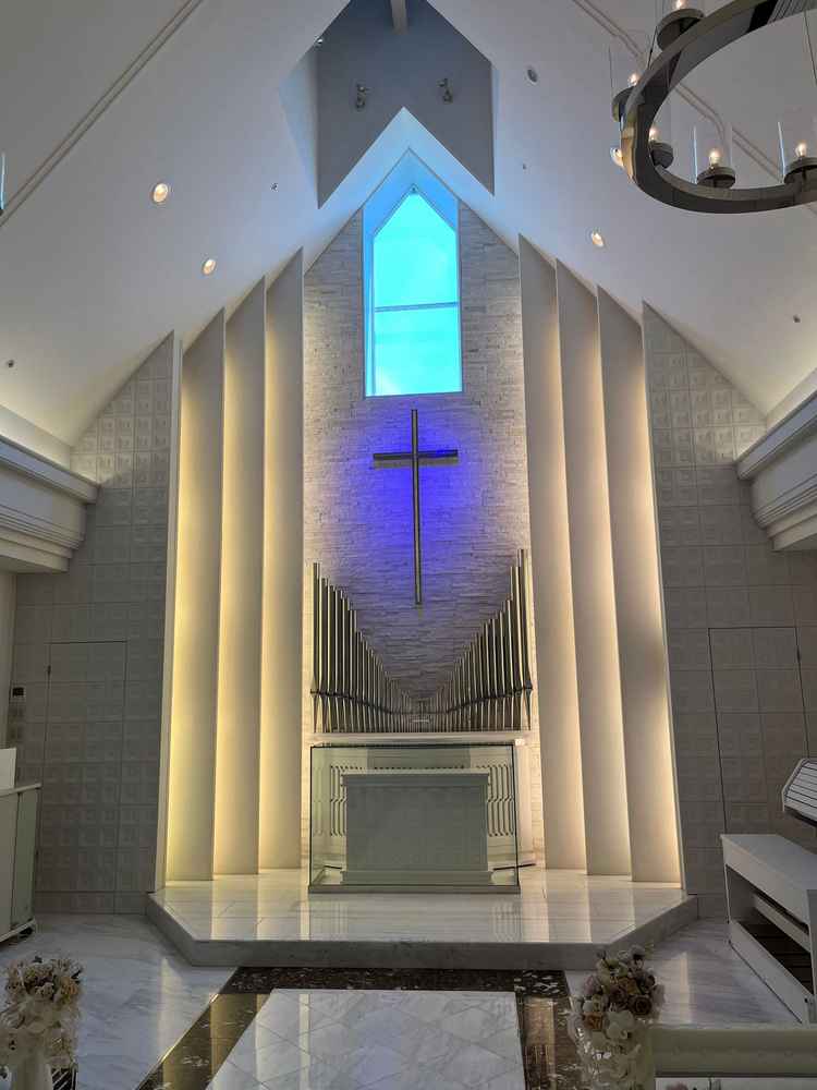 チャペルが白で統一されており、清潔感がある