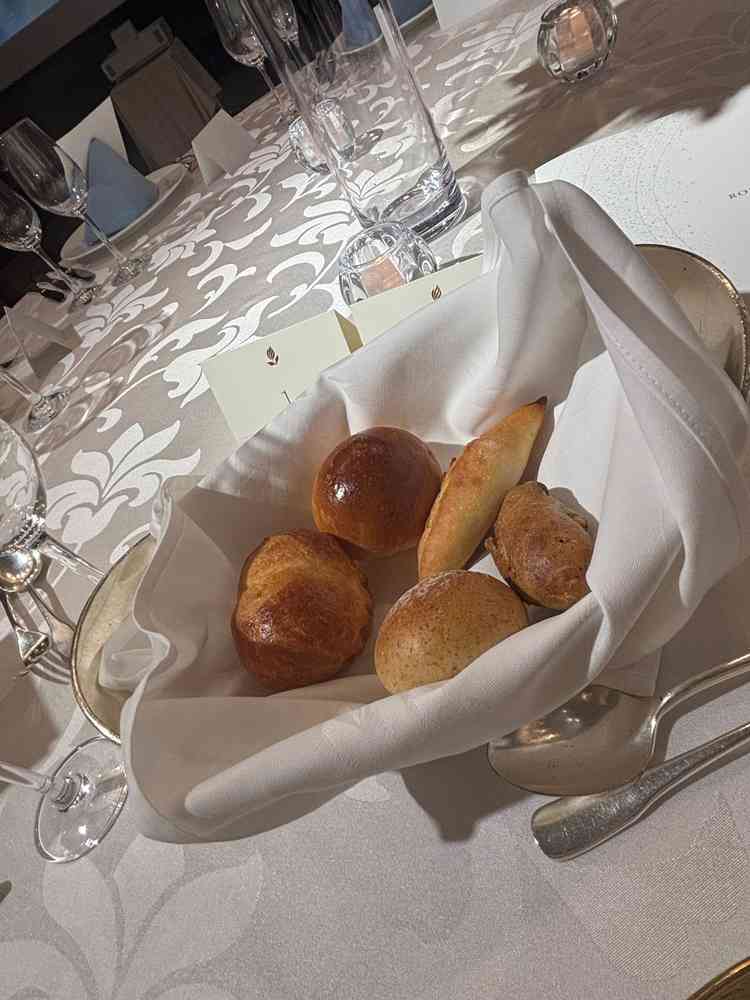 パンを5種類試食させていただきました。毎日手作りされているようで、パン屋さんのパンのようでした。