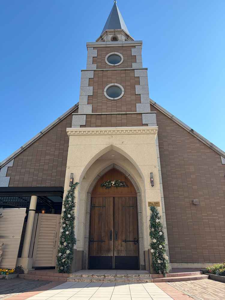 ホテル屋上にあるチャペルの外観。右側にはガーデンがあり、ここで集合写真を撮ることができる。