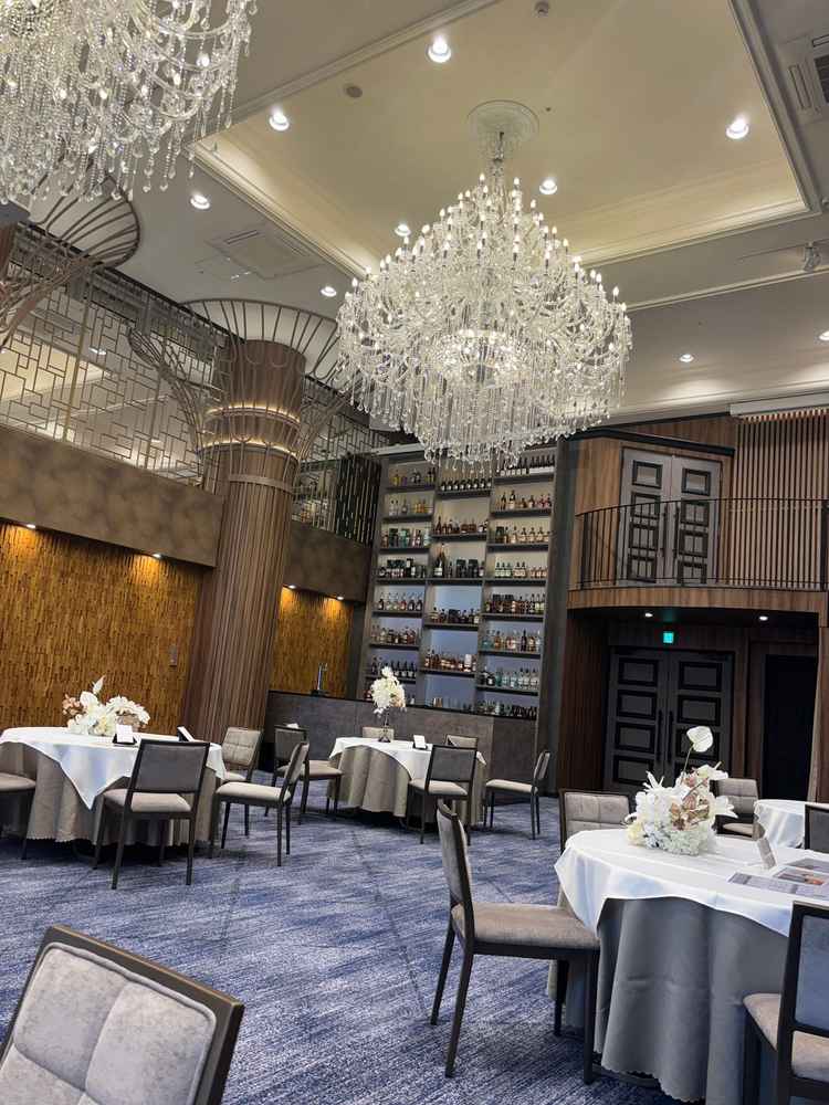 披露宴会場。落ち着いた雰囲気が素敵だった。