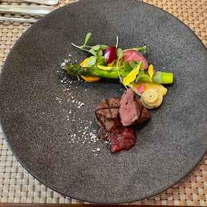 牛フィレのポワレ。雅ソース(しば漬けや梅を使ったソース)で食べるお肉と温野菜が美味しかった。