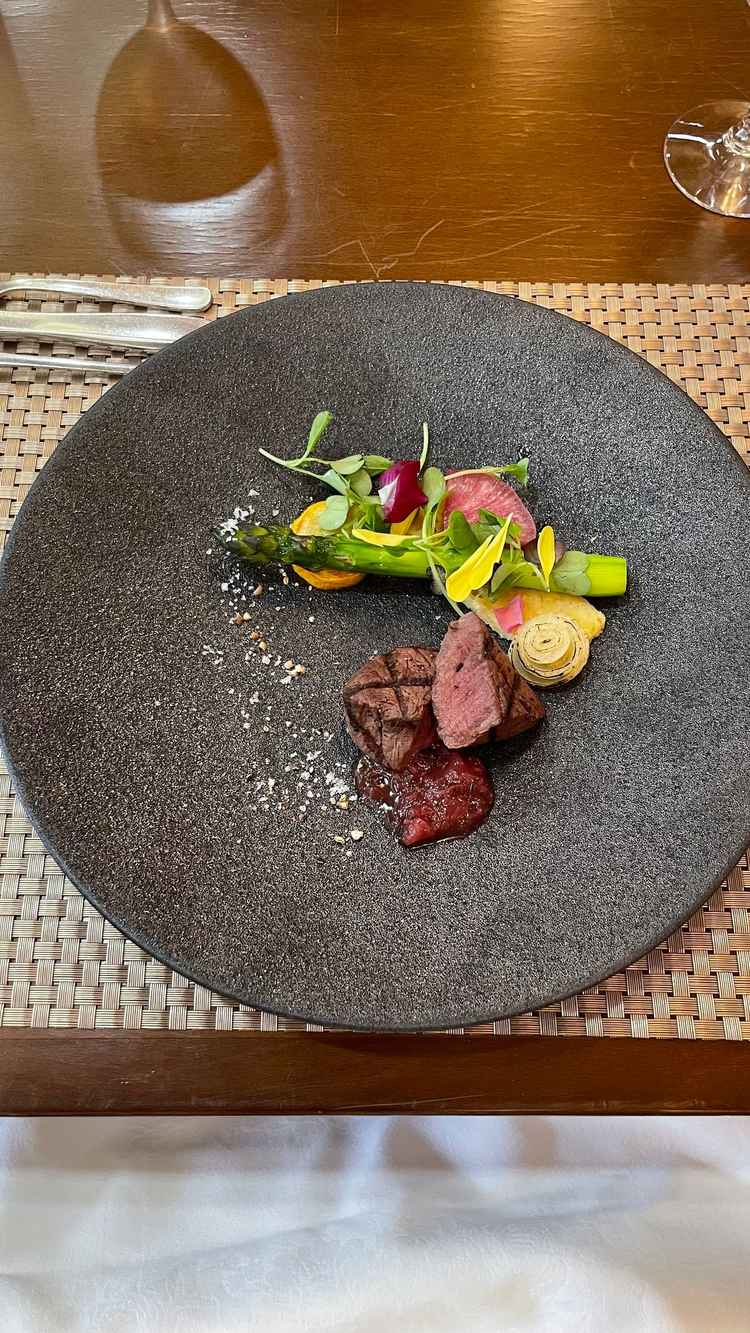 牛フィレのポワレ。雅ソース(しば漬けや梅を使ったソース)で食べるお肉と温野菜が美味しかった。