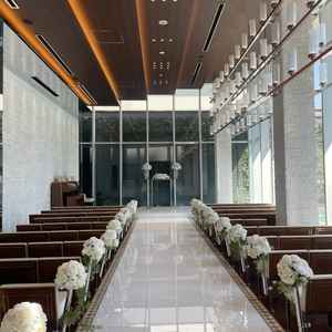 左右に違う景色、目の前は黒壁に滝と珍しいながらも、洗練されていてすごく綺麗な挙式会場でした。