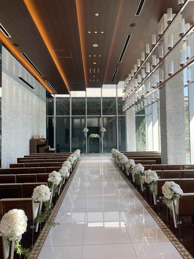 左右に違う景色、目の前は黒壁に滝と珍しいながらも、洗練されていてすごく綺麗な挙式会場でした。