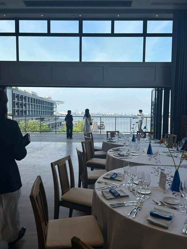 披露宴会場に案内してもらい大きな窓と海の景色で開放感を感じられた