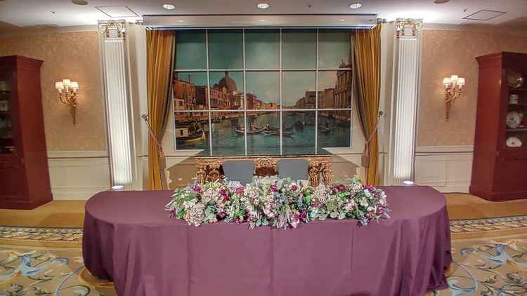 新郎新婦の席です。後ろの運河の絵が、ヨーロッパ風で優雅です。ベネチアかな？