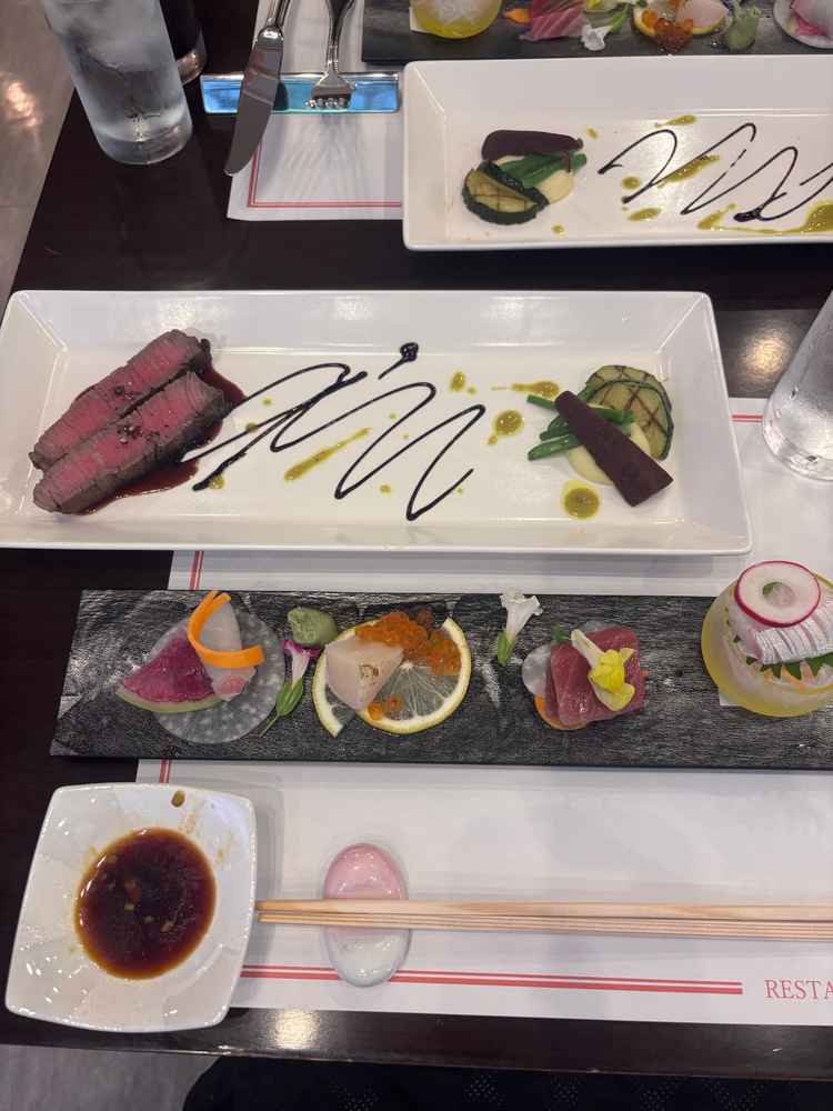 牛フィレ肉とまぐろやホタテなどのお造りをいただきました。とてもおいしかったです。