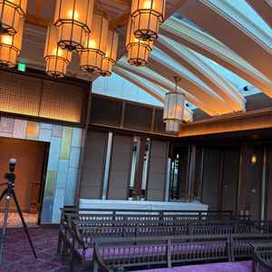 挙式会場。入り口もステンドグラスになっており、どこを切り取ってもおしゃれです。