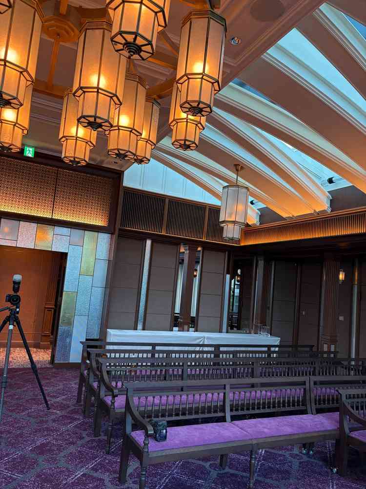 挙式会場。入り口もステンドグラスになっており、どこを切り取ってもおしゃれです。