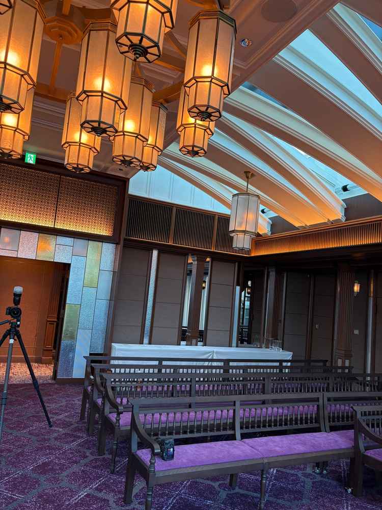 挙式会場。入り口もステンドグラスになっており、どこを切り取ってもおしゃれです。