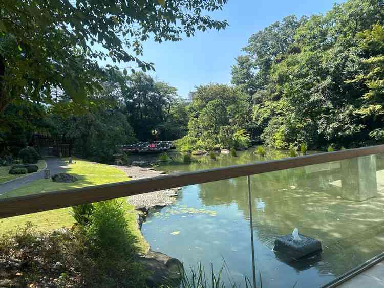 一階の披露宴会場からすぐに庭園を楽しめます