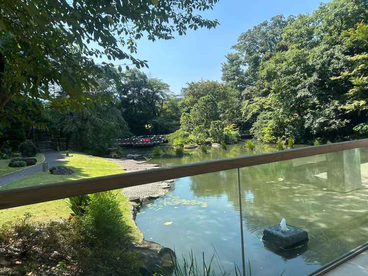 一階の披露宴会場からすぐに庭園を楽しめます
