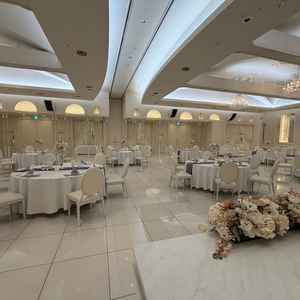 会場名シエロ。とにかく広く開放感があるが、横長の造りのため、末席との距離を感じにくい。