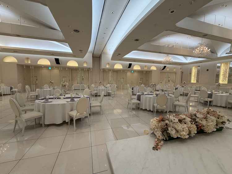 会場名シエロ。とにかく広く開放感があるが、横長の造りのため、末席との距離を感じにくい。