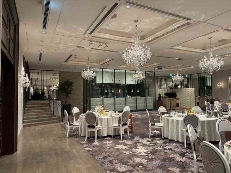 披露宴会場。ガラス張りのオープンキッチンが素敵でした。階段付きの扉があり、入場演出に生かせます。