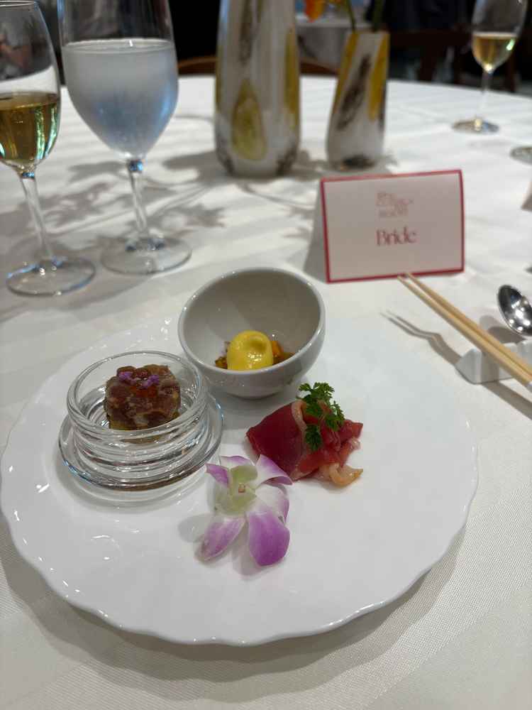 お料理。フォアグラやウニなど、高級な食材が使われていた。