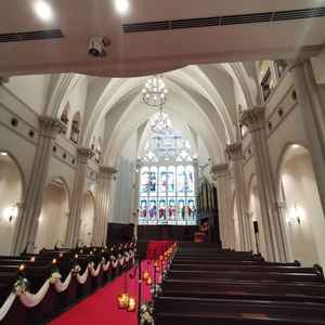 当日はあいにく曇りで天気が悪かったが、天井の高いチャペル内のステンドグラスは明るく壮観だった。