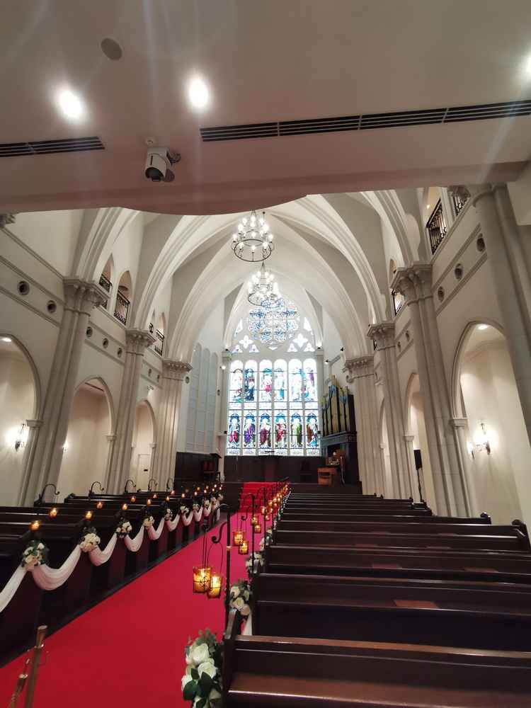 当日はあいにく曇りで天気が悪かったが、天井の高いチャペル内のステンドグラスは明るく壮観だった。