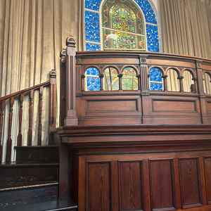 チャペル内のステンドグラスです。実際に上に登ってみるとゲストを見渡せます。