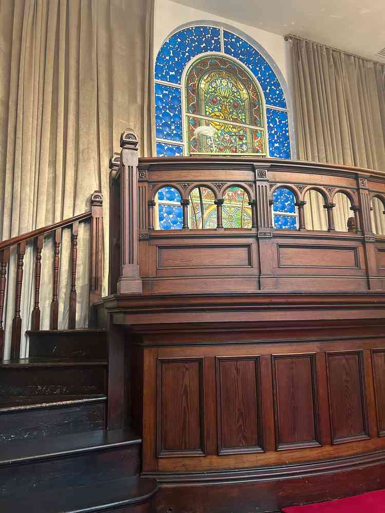 チャペル内のステンドグラスです。実際に上に登ってみるとゲストを見渡せます。