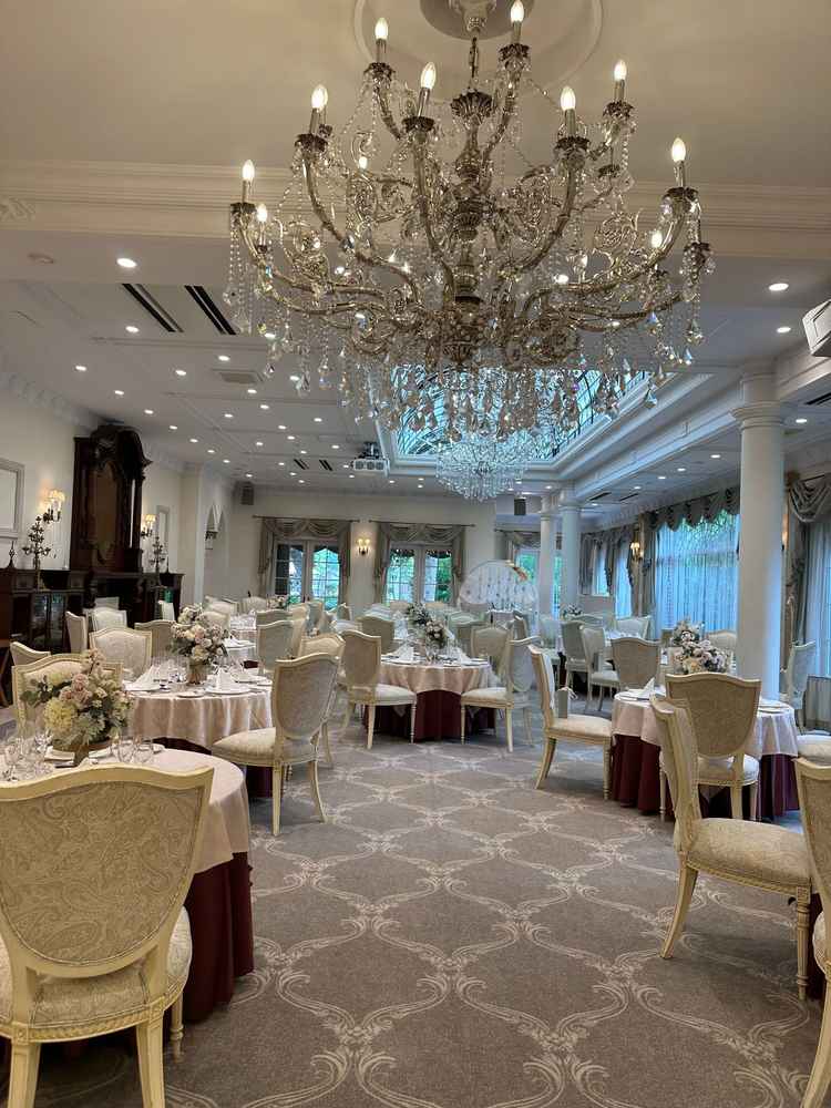 披露宴会場。シャンデリアがあり花とかを豪華にしなくても高級感のある会場になりそうだなと思った