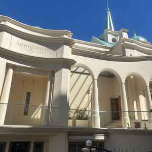 道路を一本挟んでチャペルがあります