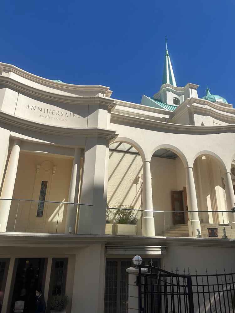 道路を一本挟んでチャペルがあります