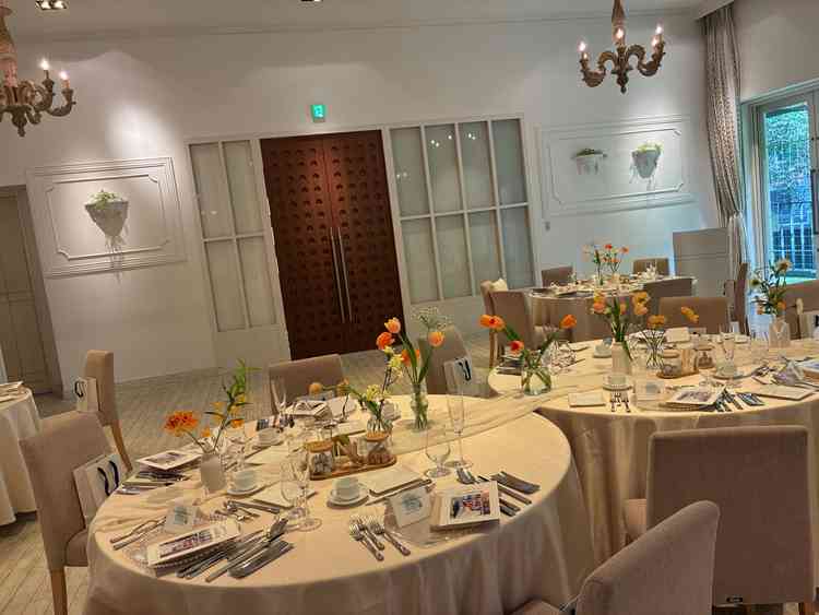 披露宴会場。テーブルの配置を自由にできるのがグループの人数に合わせられて良いなと思いました