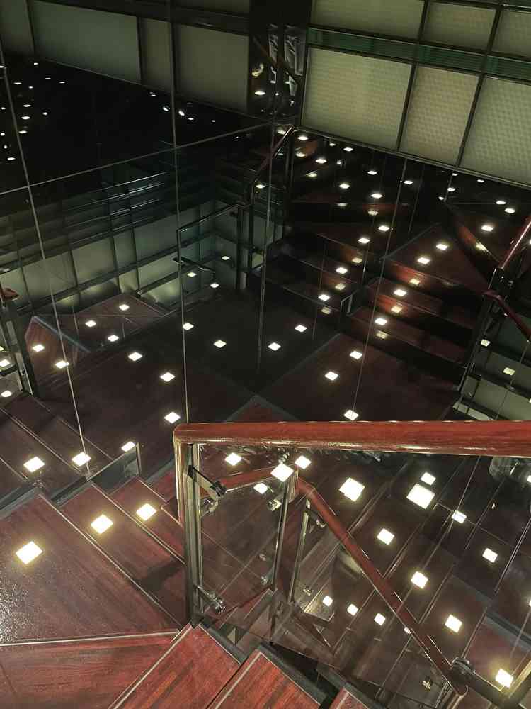 ゲストが待合室からチャペルに向かうまでの螺旋階段です。キラキラしていて、ワクワクする空間でした。