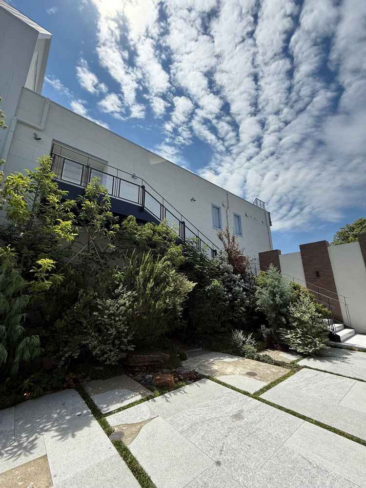 ブーケトスを行う中庭はおしゃれでした。広さは十分で開放感あります。