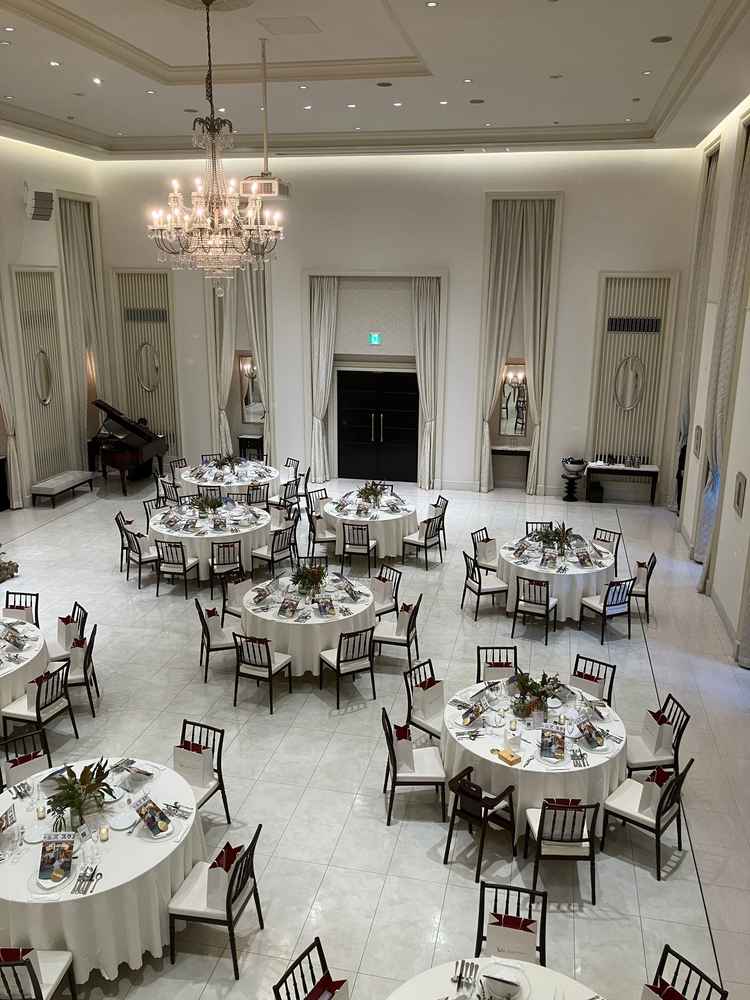 披露宴会場を上から。天井は高く広さを感じさせながらも新郎新婦との距離が近い設計。