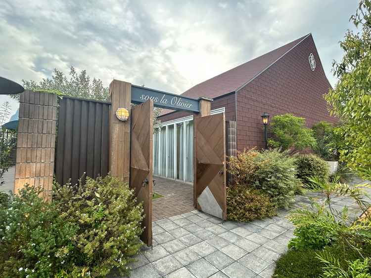 式場の入り口。ガーデンへの入り口のような雰囲気。緊張感を感じさせない温もりの挙式会場。